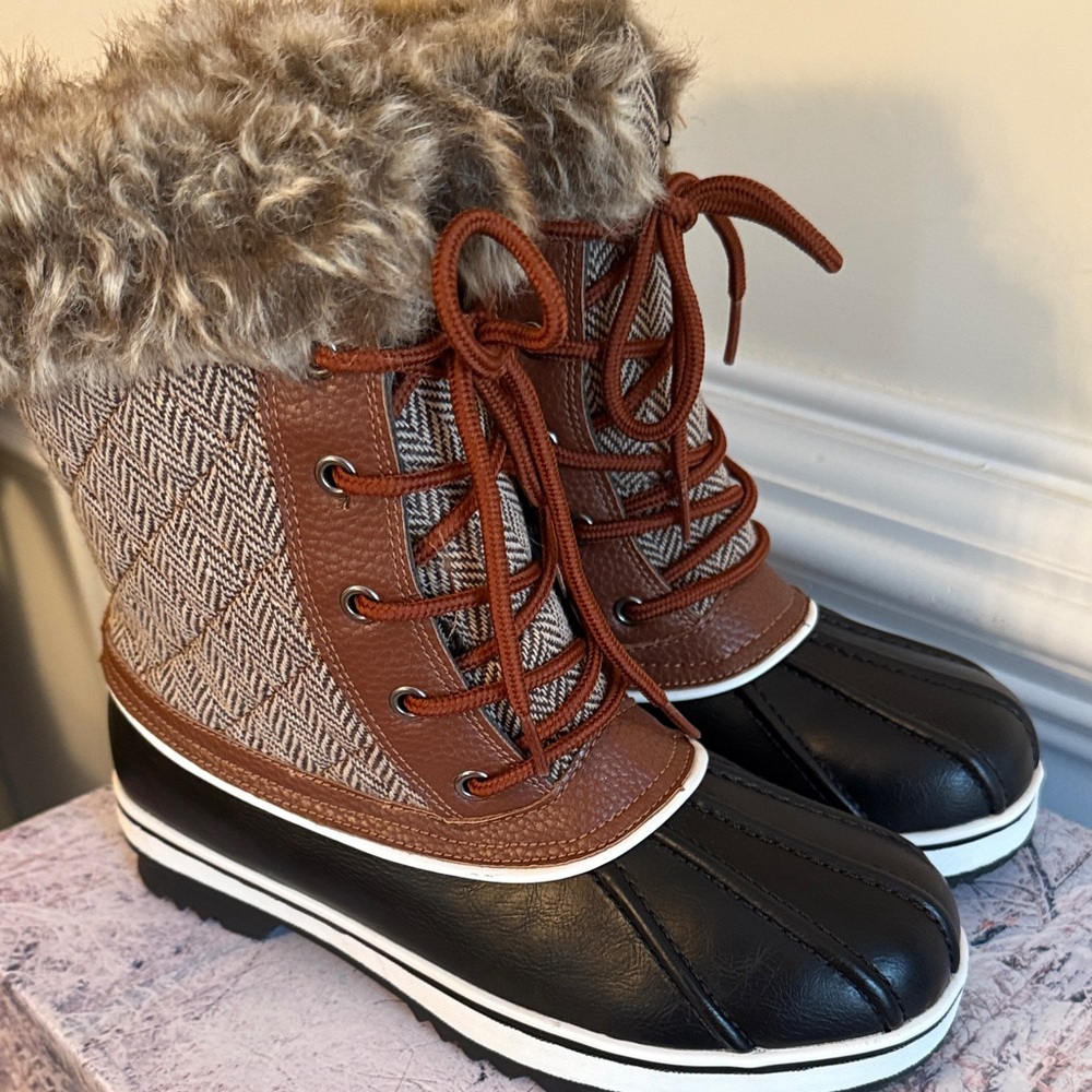 Stylish Women's Winter Boots with Faux Fur - Black and Brown